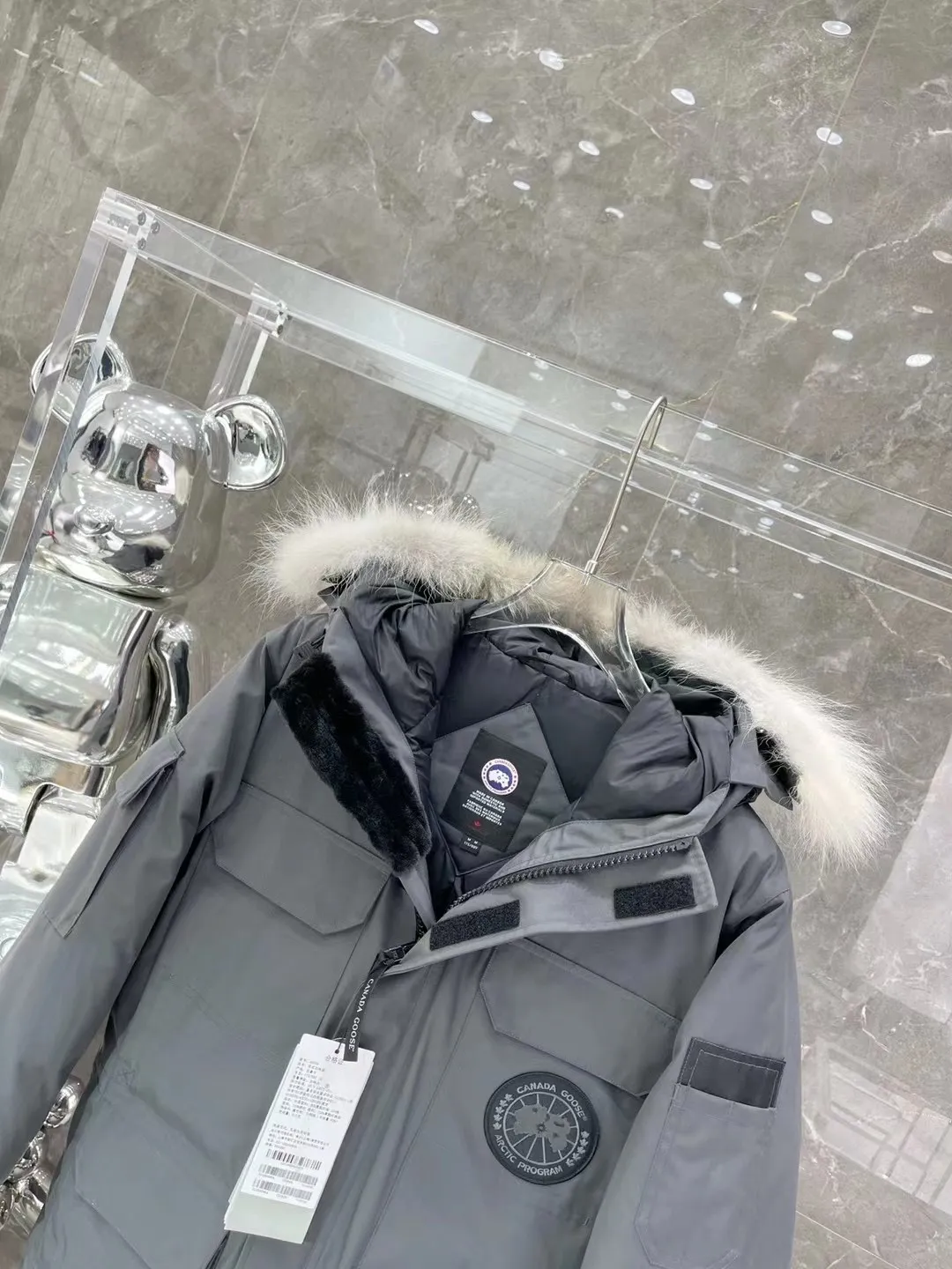 P800 Canada Goose "Canada Goose"🇨🇦 Beichen White / 08 Expedition Parka 4660M Product color: black, off-white, red, sand pink, sky blue, graphite gray, Beichen white, navy blue, sky blue, gray camouflage gray black label Product size: XS, S, M, L, XL, XXL The Expedition was originally a parka designed for scientists at the McMurdo Research Station in Antarctica. Whether your next journey takes you into the frozen urban jungle or across uncharted ice fields, wear Canada Goose's Expedition Parka and get proven results year after year in Antarctica by the National Science Foundation's Center for Polar Research.  Material list: 1⃣ Uses Y-shaped Velcro imported from Taiwan (exclusive in the market) 2⃣ Uses 18-count polyester-cotton blended fabric imported from South Korea (authentic synchronized fabric) 3⃣ National standard 80% white duck down, (zp uses 80% white duck down/90% of all boasts are fake) 4⃣ Western Canadian coyote hair (non-market dyed fox hair filled with wolf hair) Material analysis characteristics: 1⃣ The original/polyester-cotton fabric has a high polyester fiber content, and the polyester-cotton fabric has high heat and light resistance and good stability. It has bright colors, high fiber strength, durability, light resistance, heat resistance, and straightness. 2⃣ As we all know, the original version uses 80% white duck down. The fill power refers to the cubic inches of volume occupied by each ounce (30 grams) of down under certain conditions. If one ounce of down occupies 500 cubic inches, the fill power of the down is 500. So we can simply understand it as: fill power is the volume of down, and the volume of down is fill power. The higher the fill power of down, it means that under the same filling amount, down can fix a larger volume of air layer to keep warm and insulate, so the warmth retention of down is better. 3⃣ Western Canadian coyote hair, "large range of selected neck hair" is soft and fluffy, each wolf hair is 60-63 long / 14-16 wide at the peak, this width + preferred parts. It is basically unmatched by the same industry